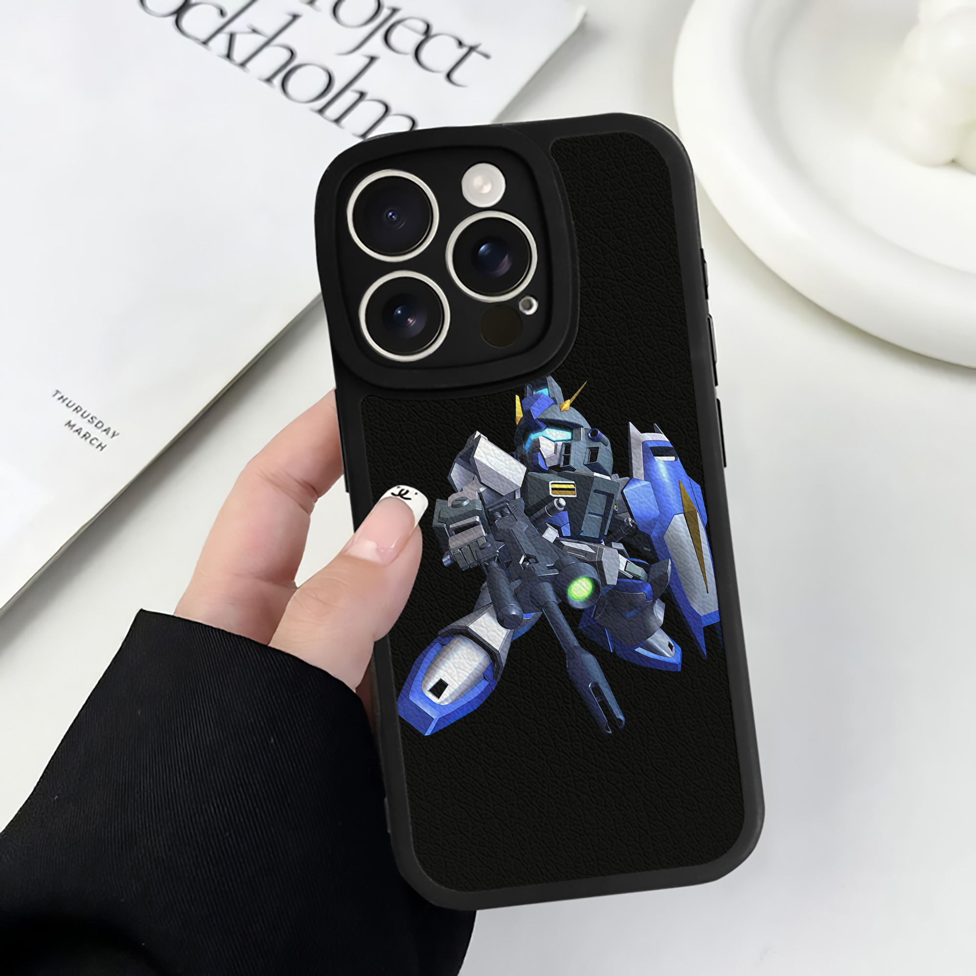 （画像用） 機動戦士ガンダム Mobile Suit Gundam 【iPhone 16シリーズ対応】シリコンスマホケース（レザー調） 材質：シリコン